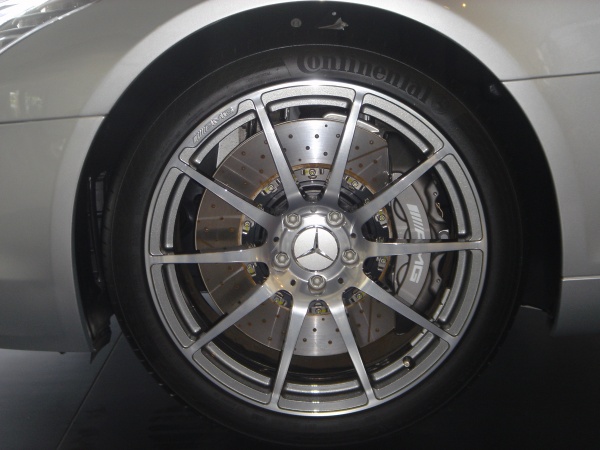 10-spoke forged wheel comes as optional item